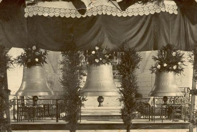 Les trois cloches avant l'installation